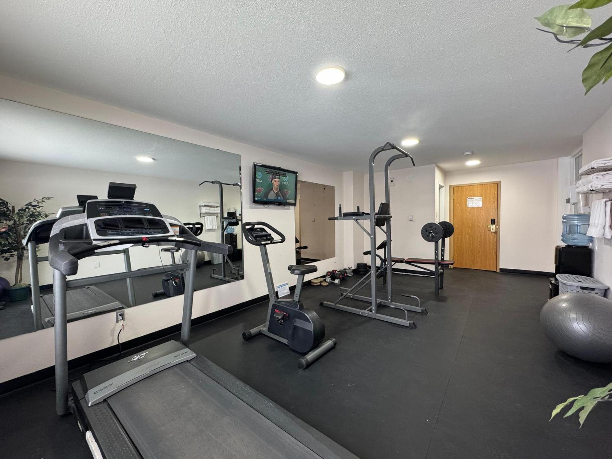 Howard Johnson By Wyndham Fort St. John Exterior foto