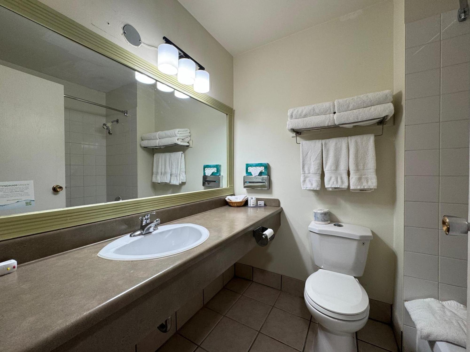 Howard Johnson By Wyndham Fort St. John Exterior foto