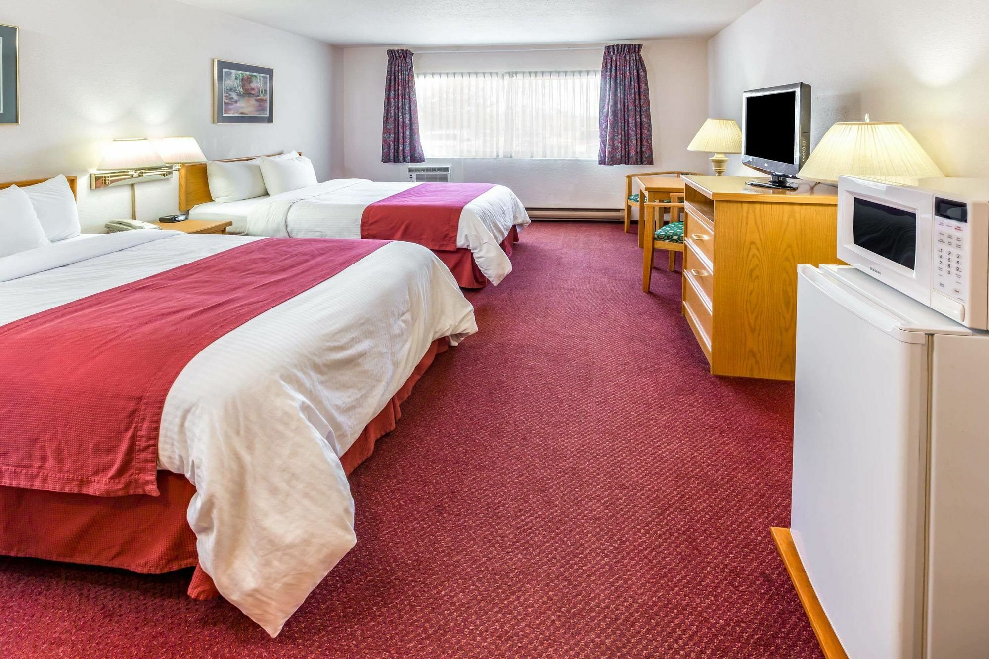 Howard Johnson By Wyndham Fort St. John Exterior foto